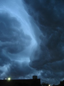 This combination of spinnostratus and cumuloswirlus clouds is called an altocirronimbulus.